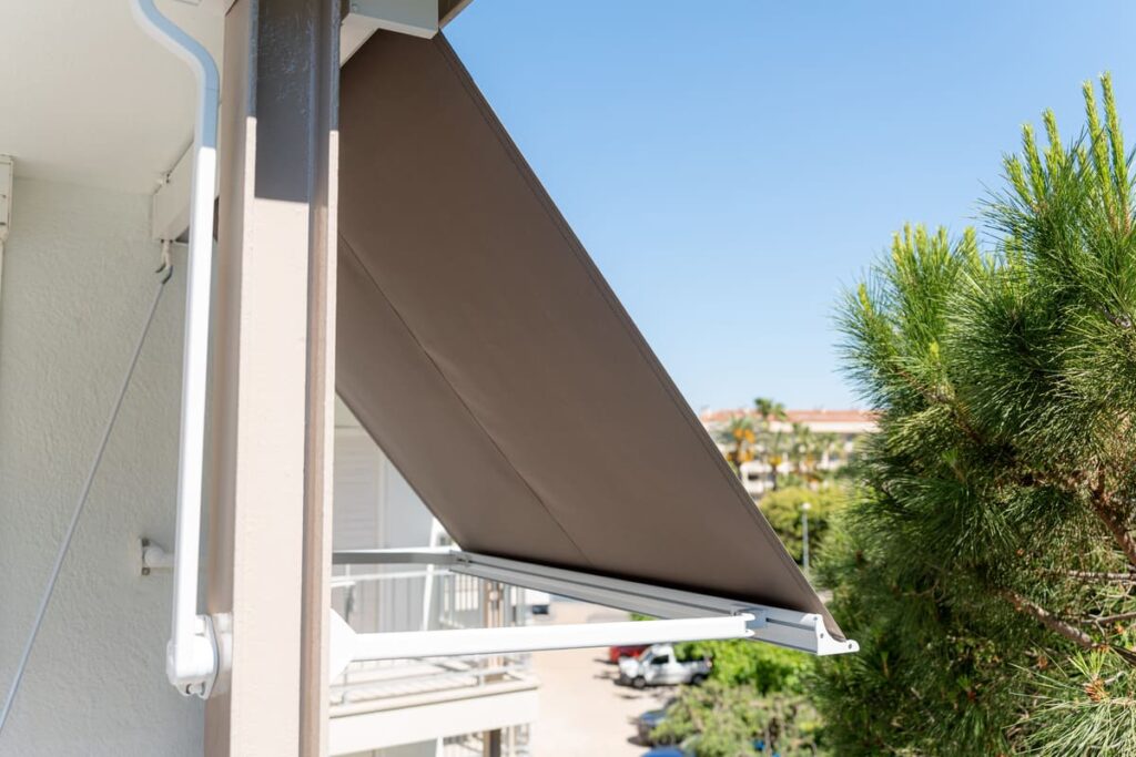 Instalacion de toldo de brazo recto